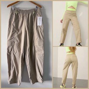 NWT Athleta Cascade Cargo Poplin Pant in Medium in Khaki